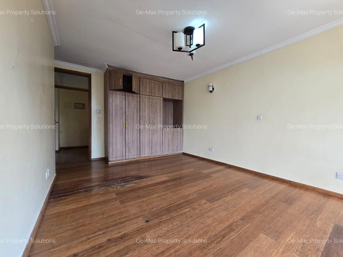 5 Bed House with En Suite in Lavington - 12