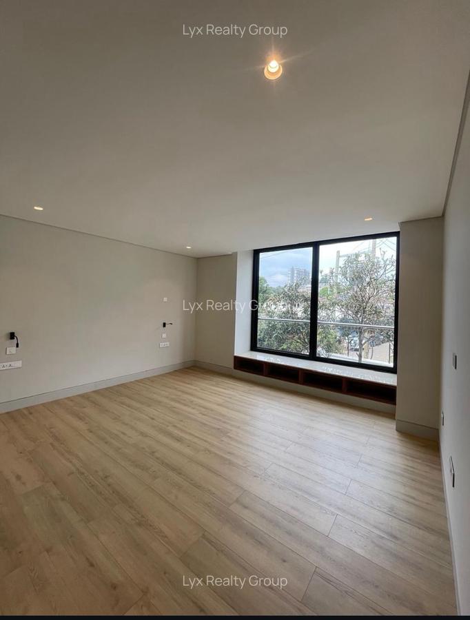 5 Bed Villa with En Suite in Brookside - 13