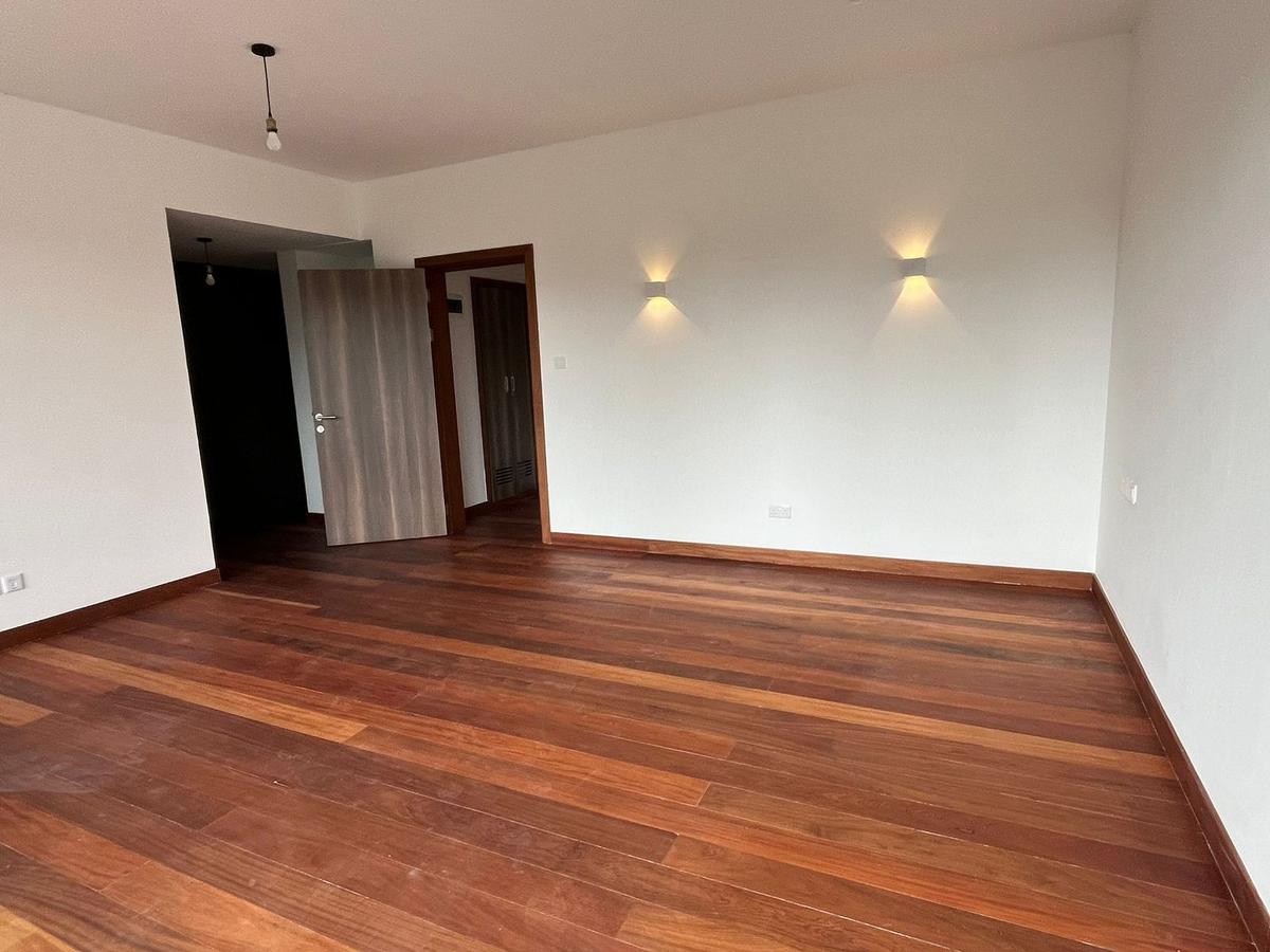 4 Bed Apartment with En Suite in Rosslyn - 9