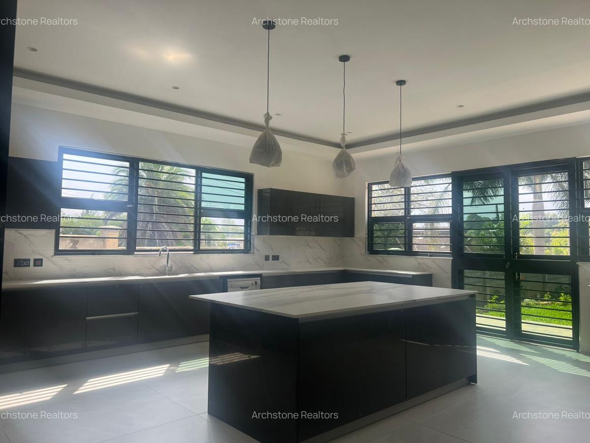 5 Bed House with En Suite in Runda - 2