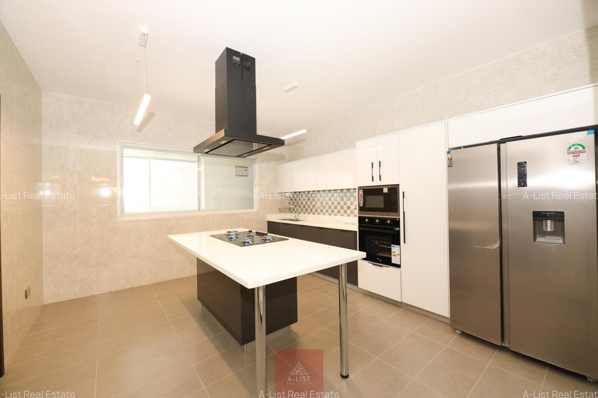 3 Bed Apartment with En Suite at Riverside Gardens - 5