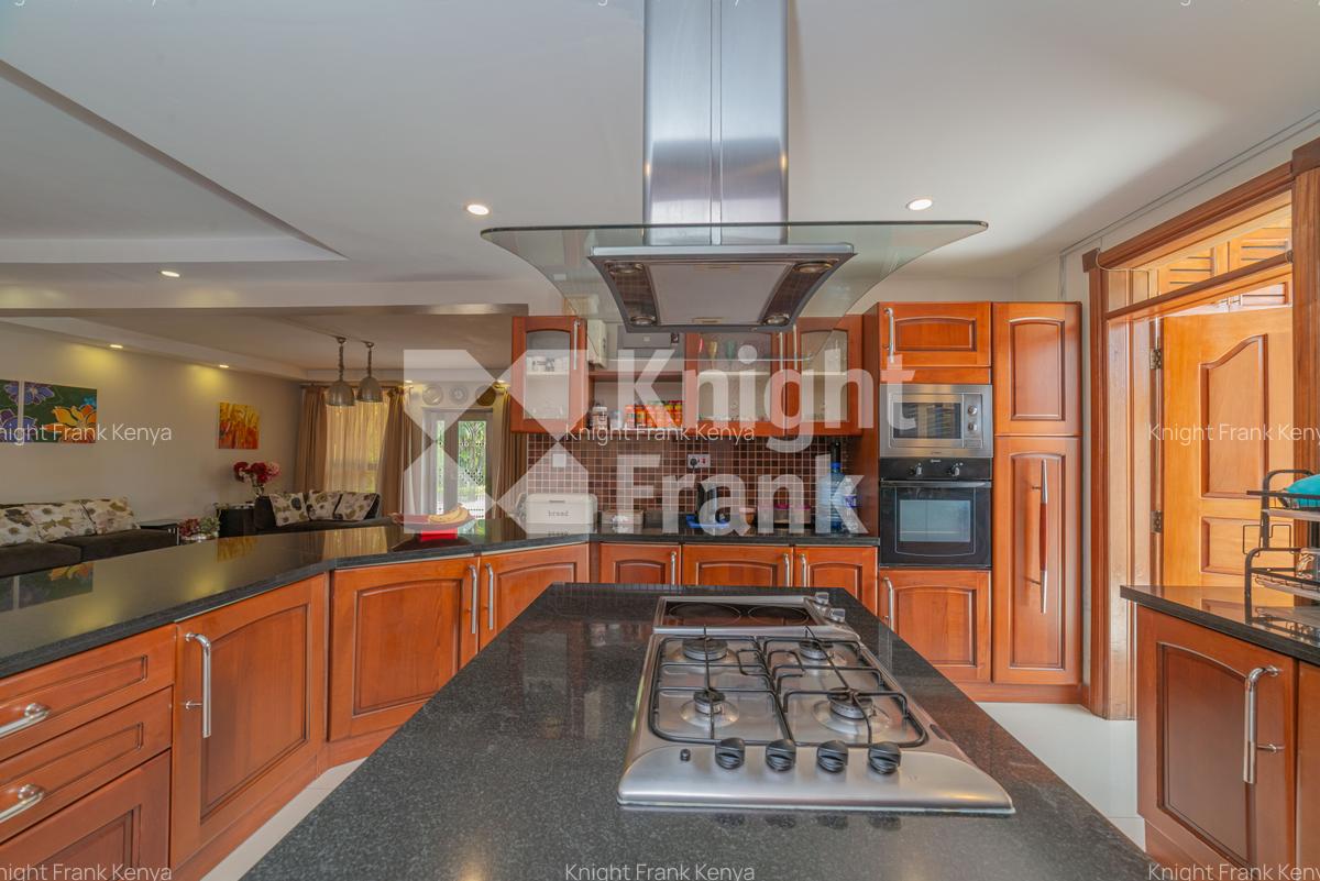 4 Bed Townhouse with En Suite in Hill View - 7