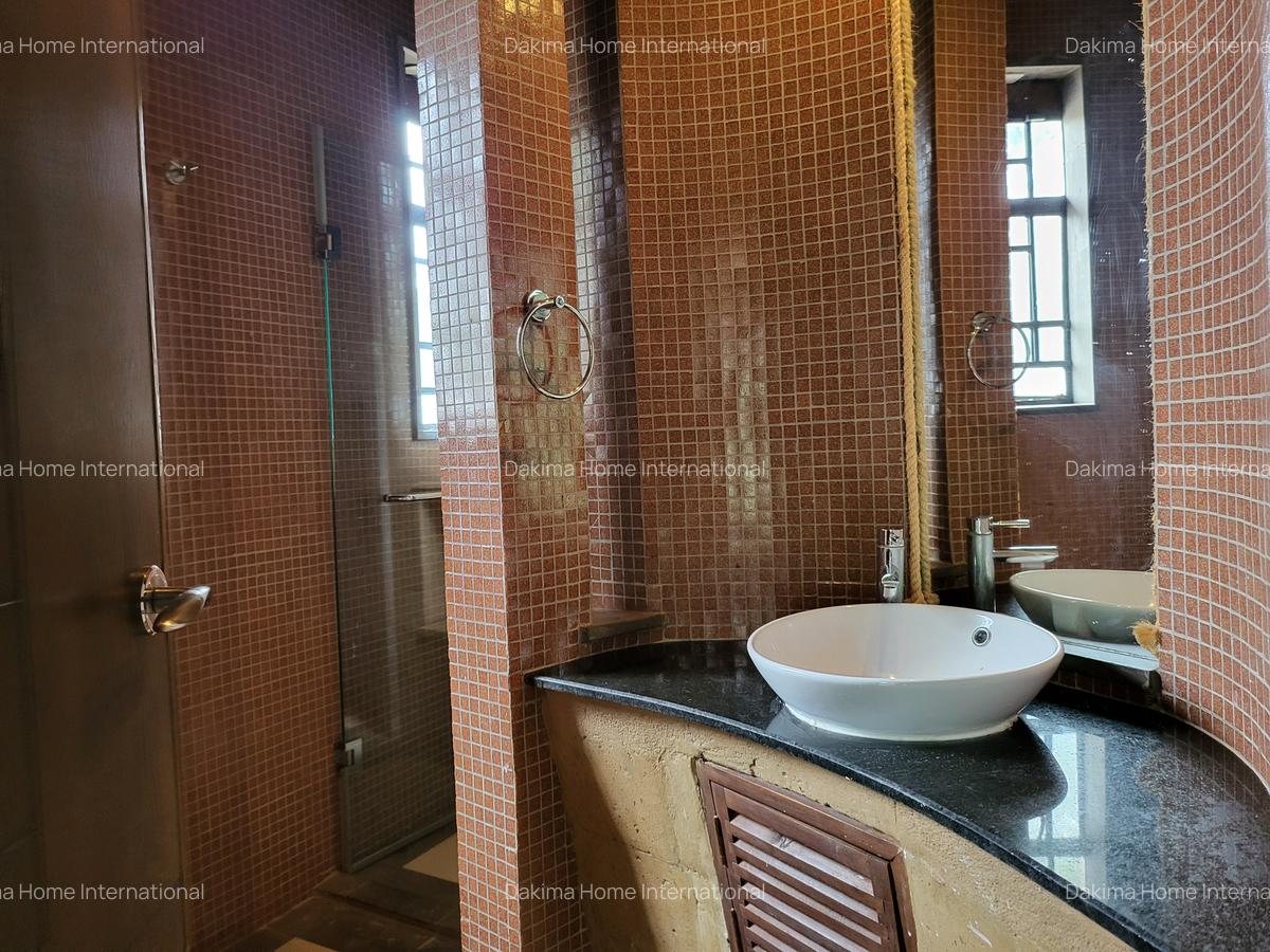 4 Bed Townhouse with En Suite in Lake View - 13