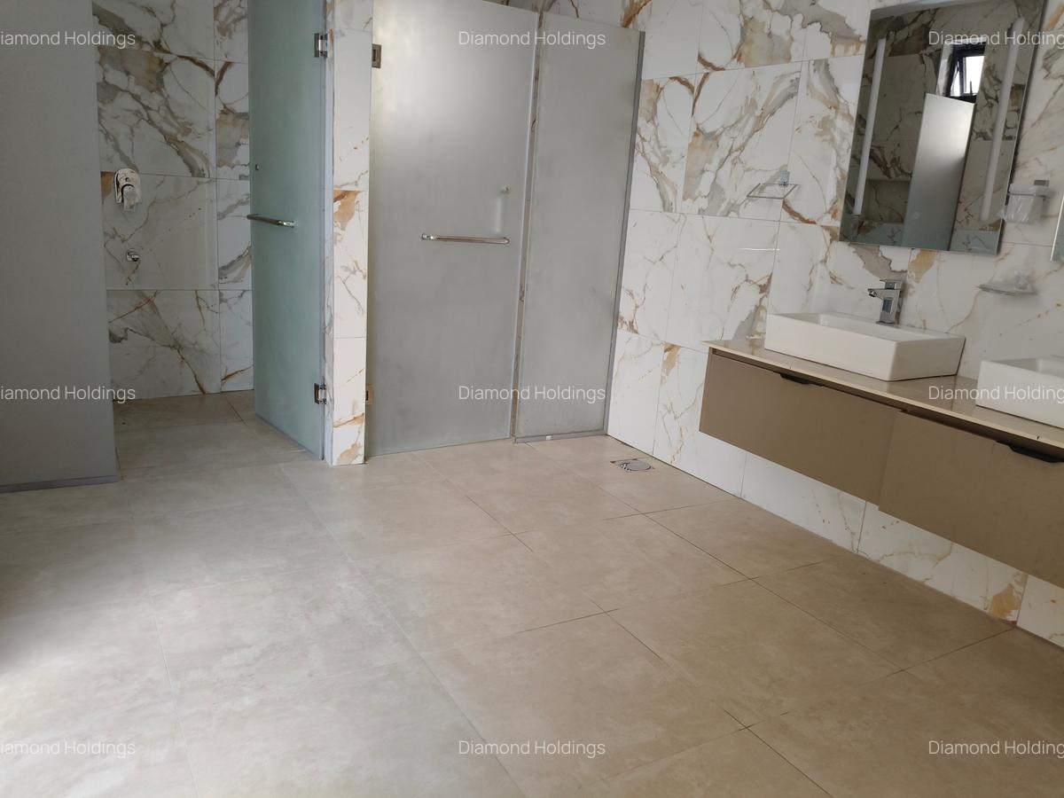 3 Bed Apartment with En Suite at Brookside - 11