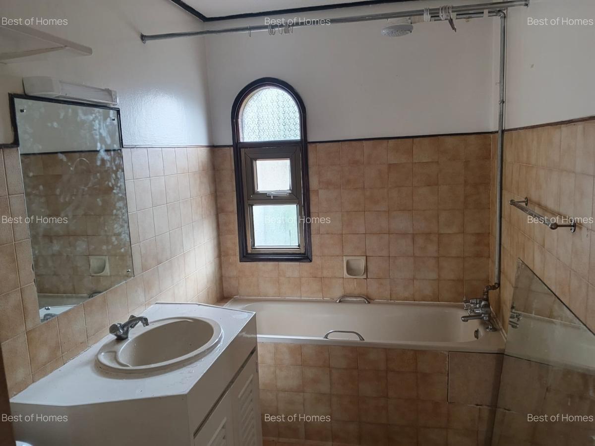 4 Bed House with En Suite in Riverside - 10