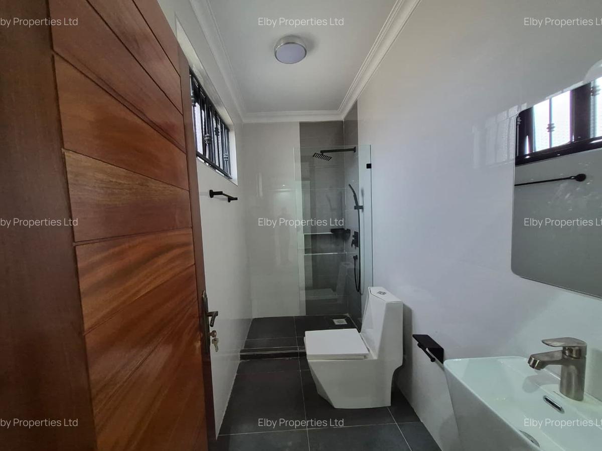 5 Bed House with En Suite in Runda - 14