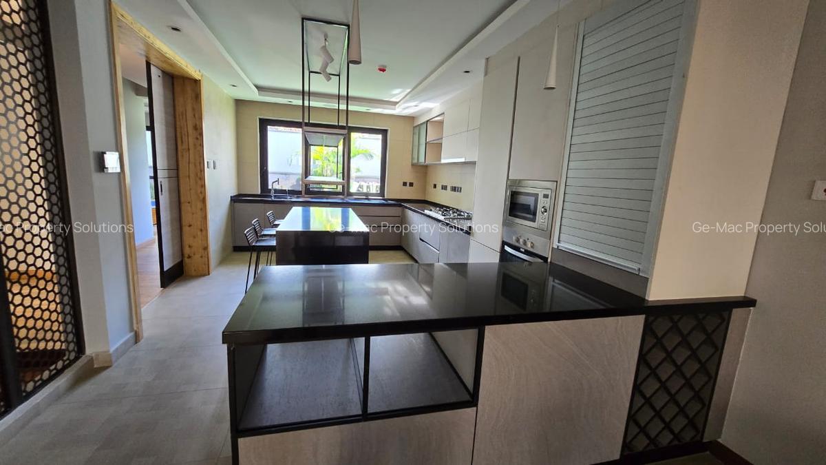 5 Bed House with En Suite in Lavington - 15