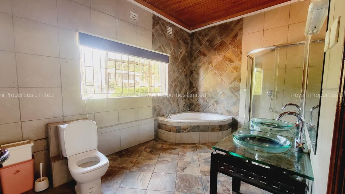 5 Bed House with En Suite in Rosslyn - 8