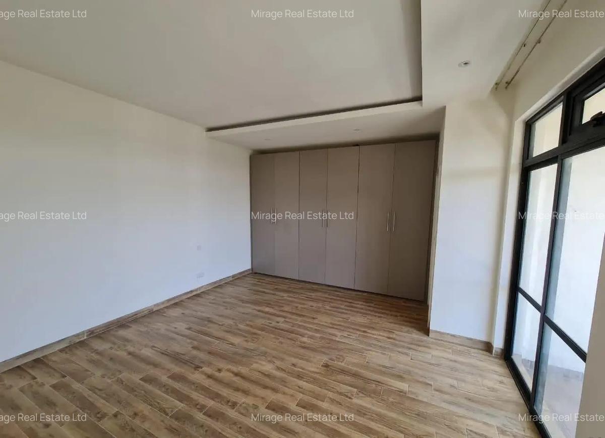 4 Bed Apartment with En Suite in Riverside - 16