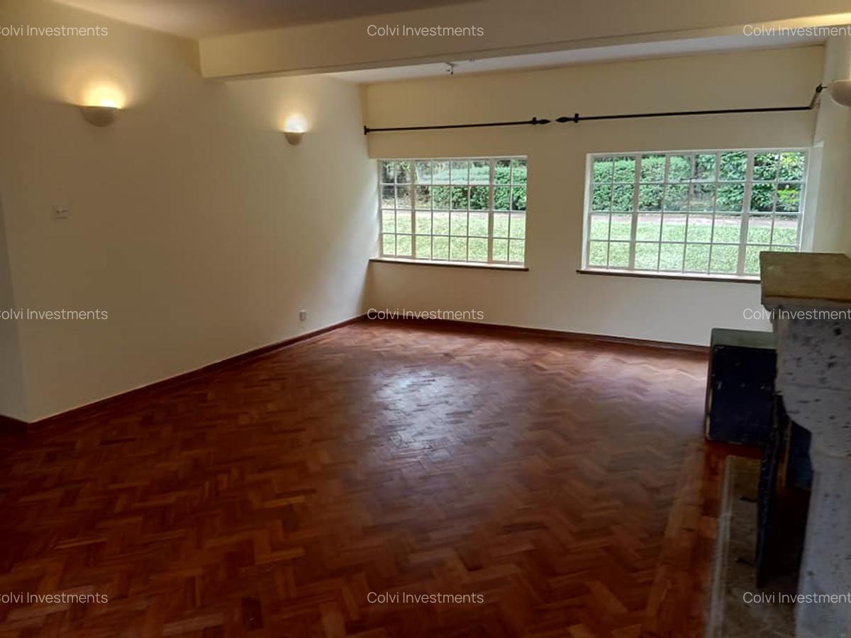 5 Bed House with Swimming Pool in Ridgeways - 5