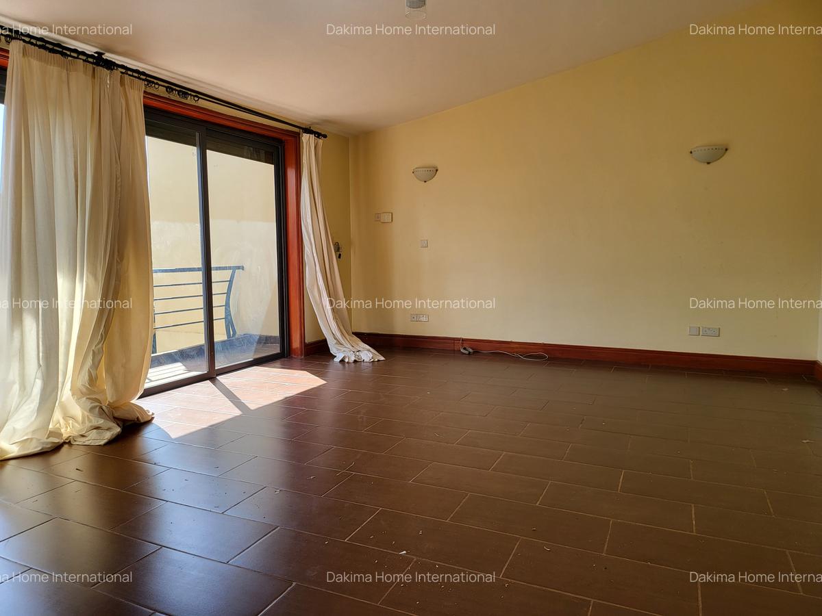 4 Bed House with En Suite in Runda - 12