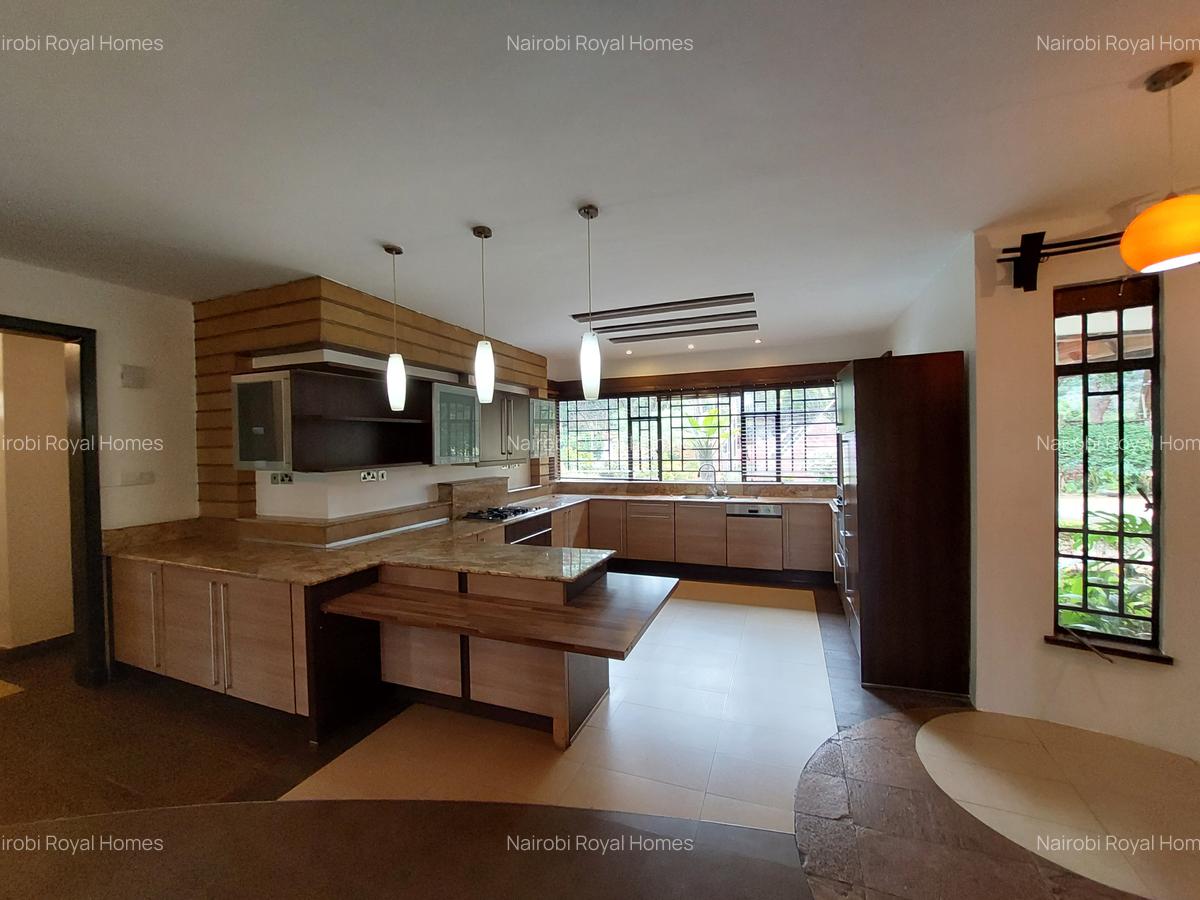 5 Bed Townhouse with En Suite at Lake View - 4