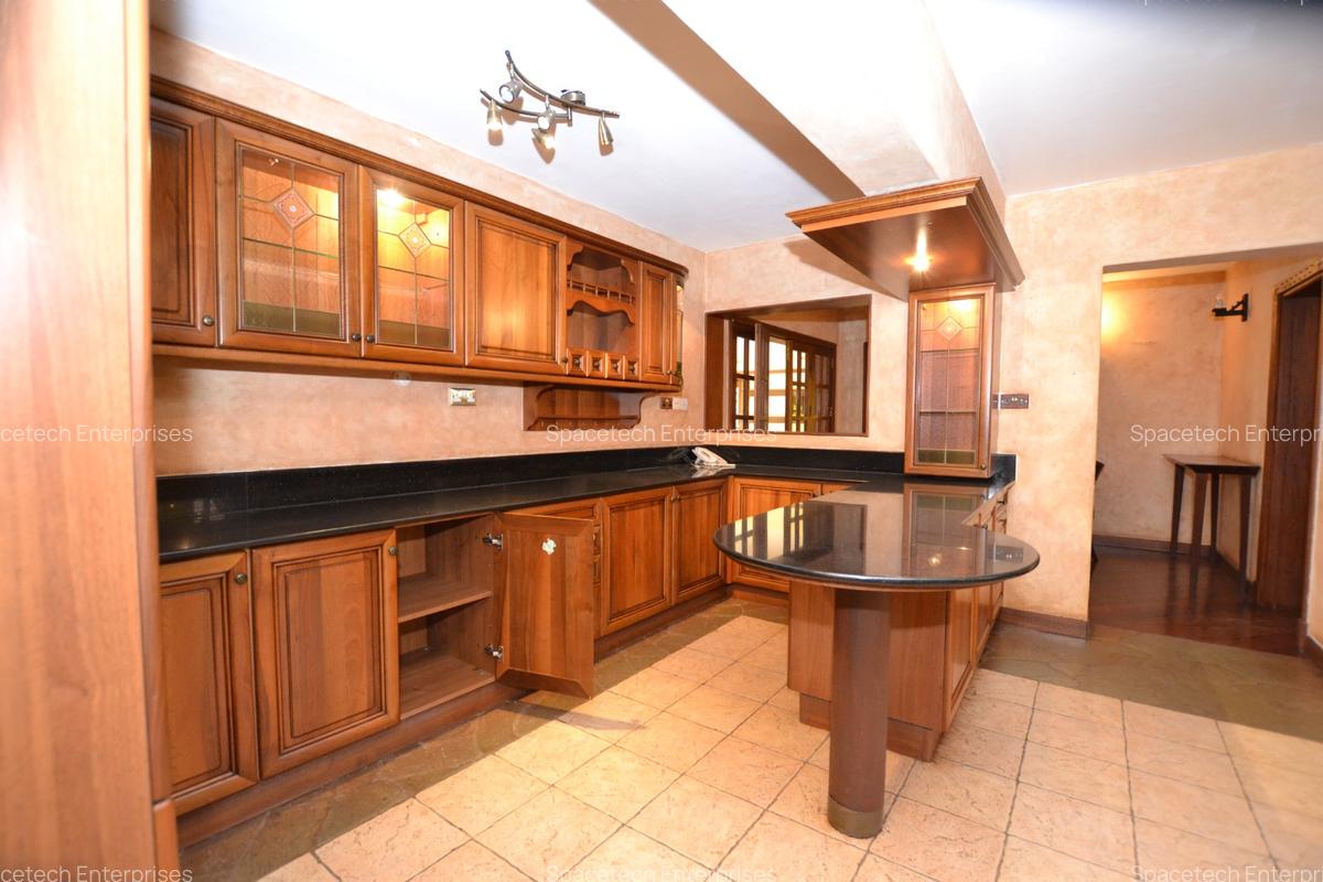 5 Bed House with En Suite in Runda - 17