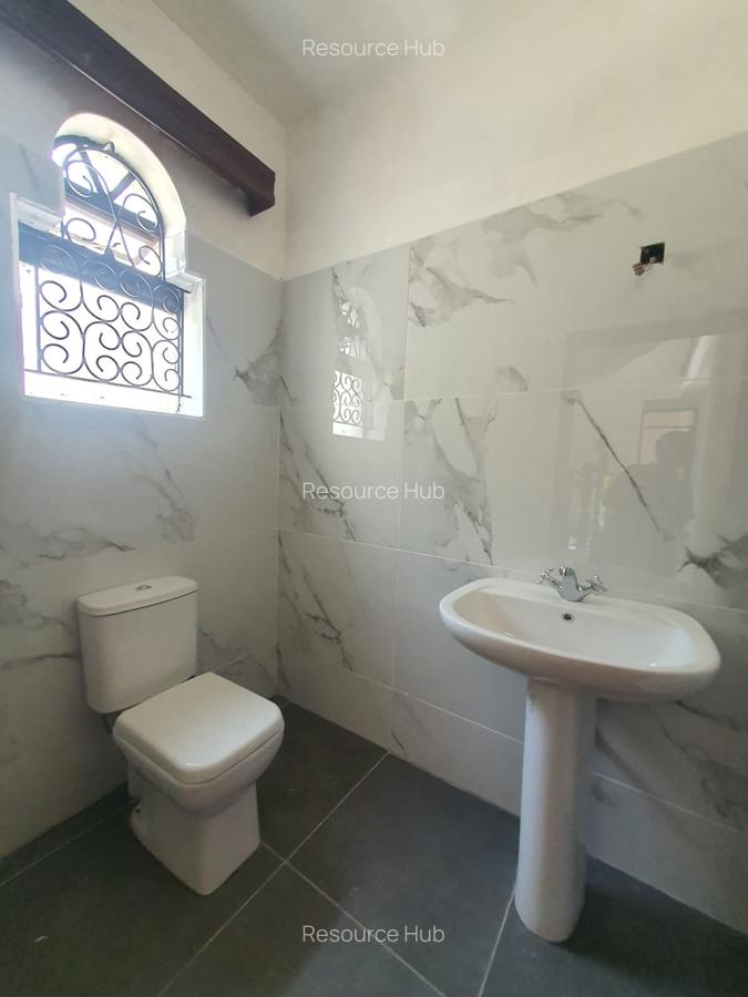 6 Bed House with En Suite in Nyari - 10