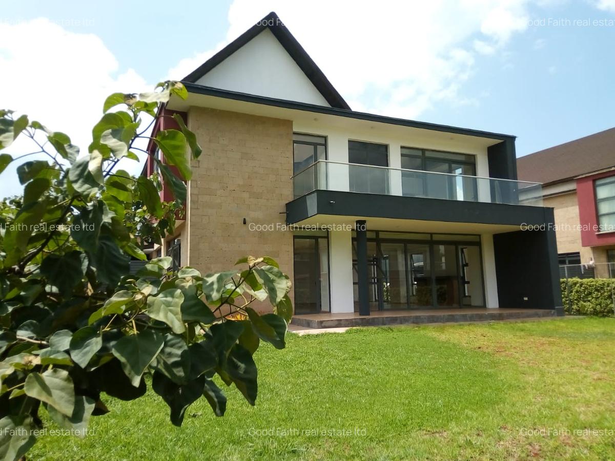 4 Bed House with En Suite in Garden Estate - 1