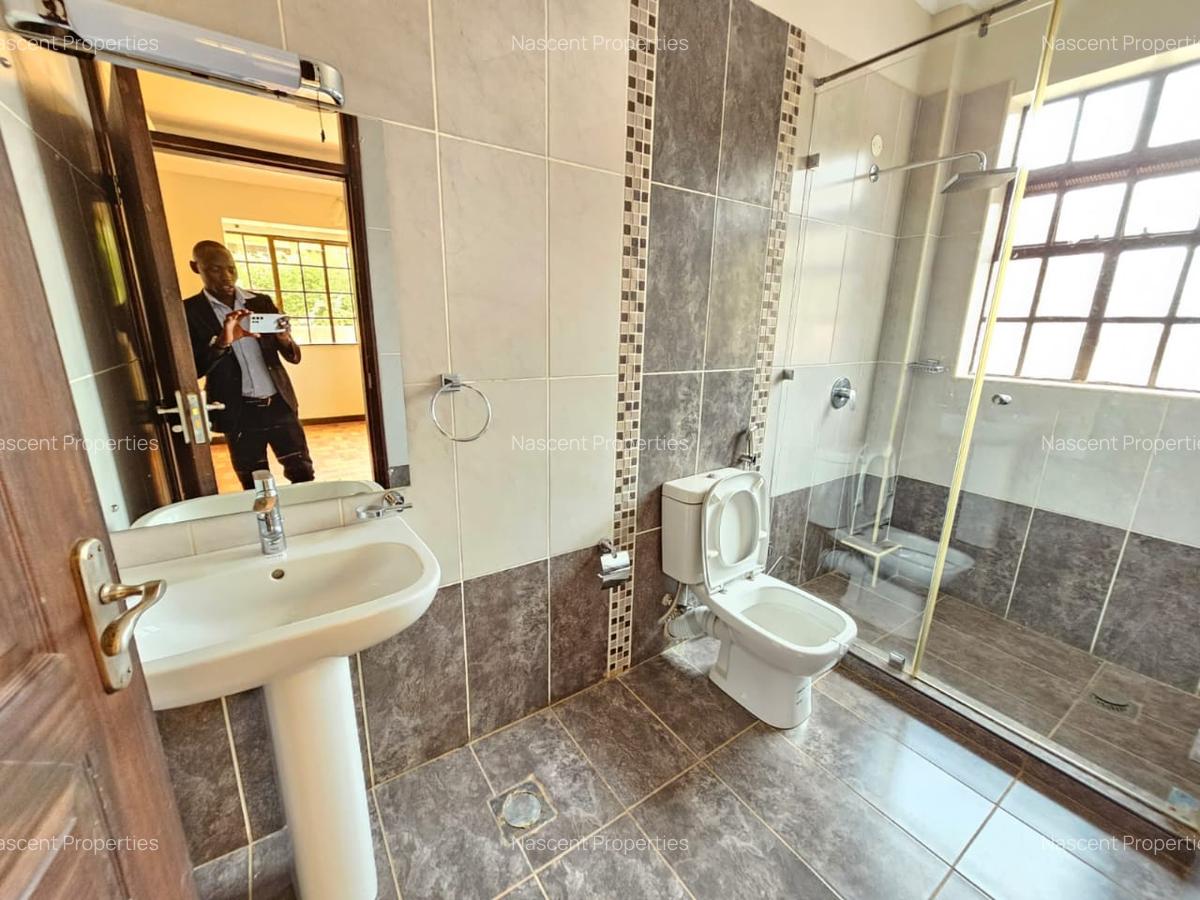 4 Bed House with En Suite in Rosslyn - 9