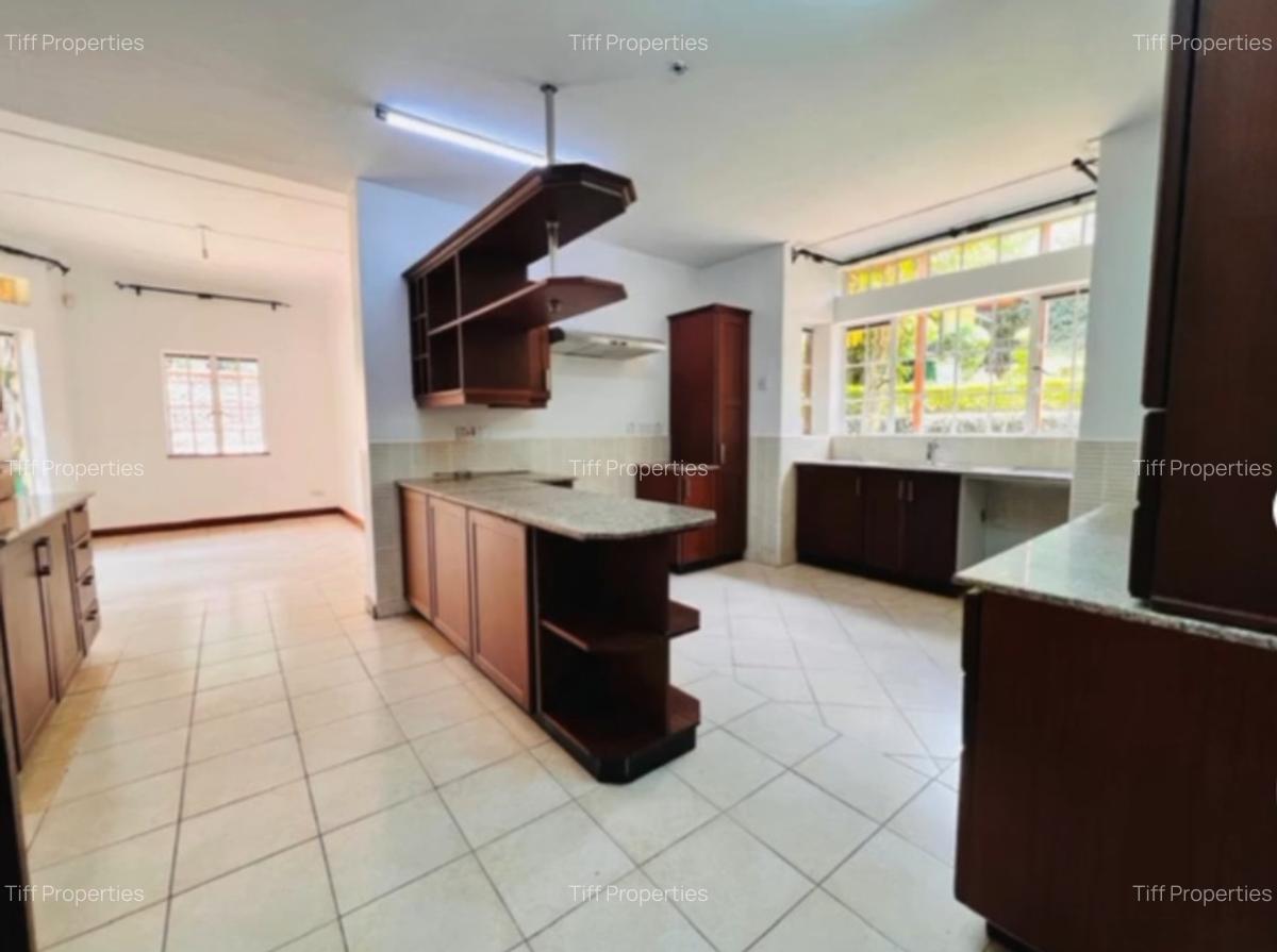 5 Bed Townhouse with En Suite in Rosslyn - 5