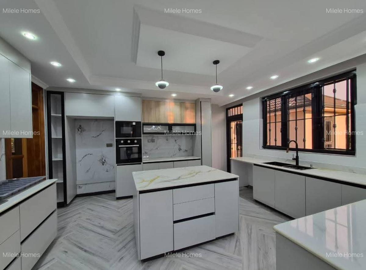 5 Bed Villa with En Suite in Runda - 12