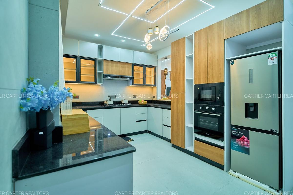 3 Bed Apartment with En Suite at Kiziwi Round About - 3