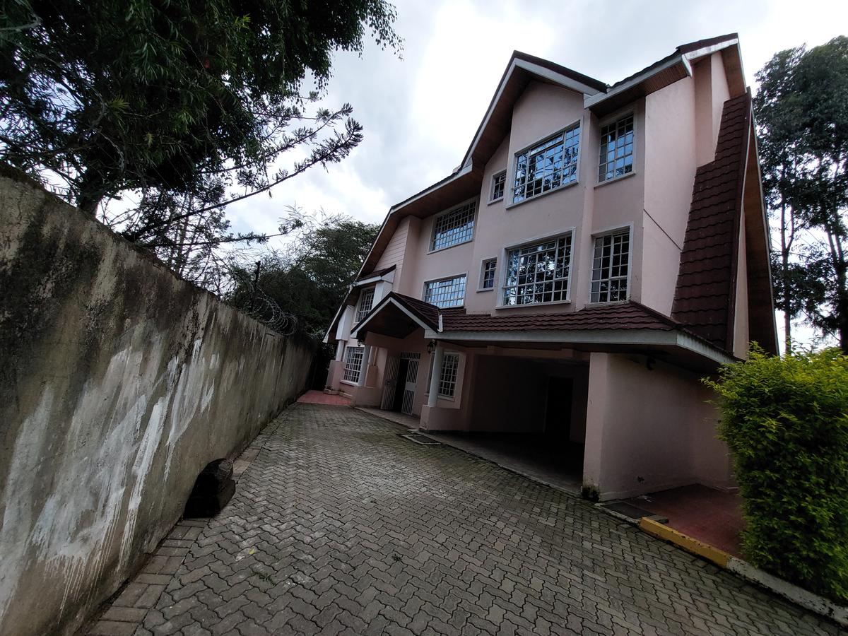 6 Bed Townhouse with En Suite at Lavington Road - 2