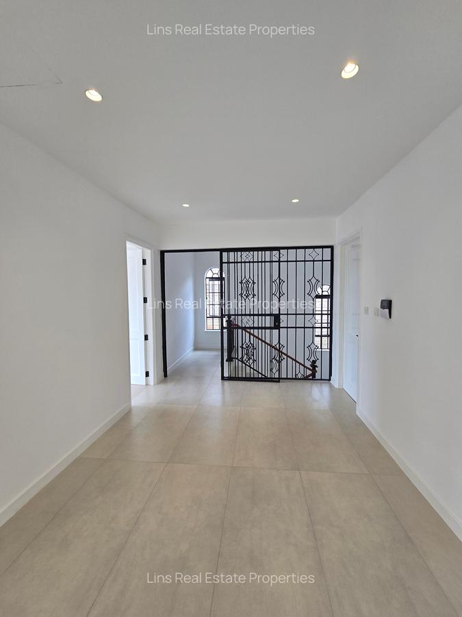 4 Bed Townhouse with En Suite in Brookside - 3