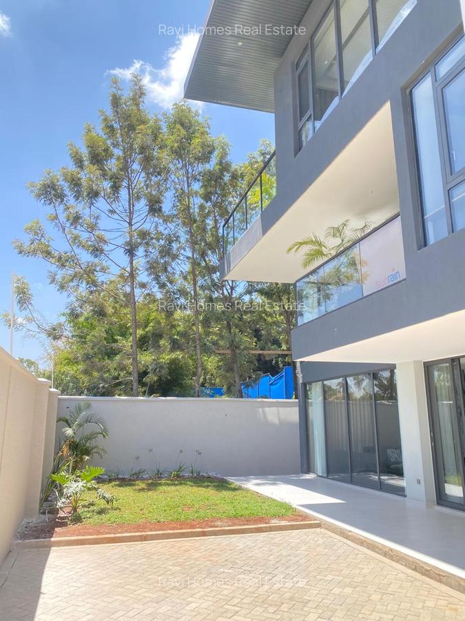 5 Bed Villa with En Suite in Lavington - 1