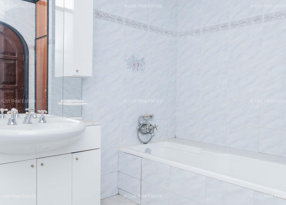 4 Bed Villa with En Suite at Riverside - 18