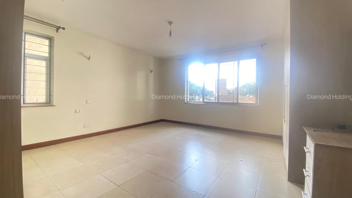 4 Bed Apartment with En Suite at Parklands - 8