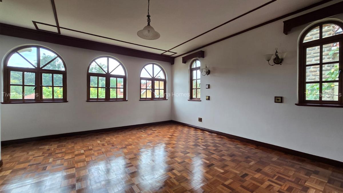 4 Bed House with En Suite in Lavington - 16