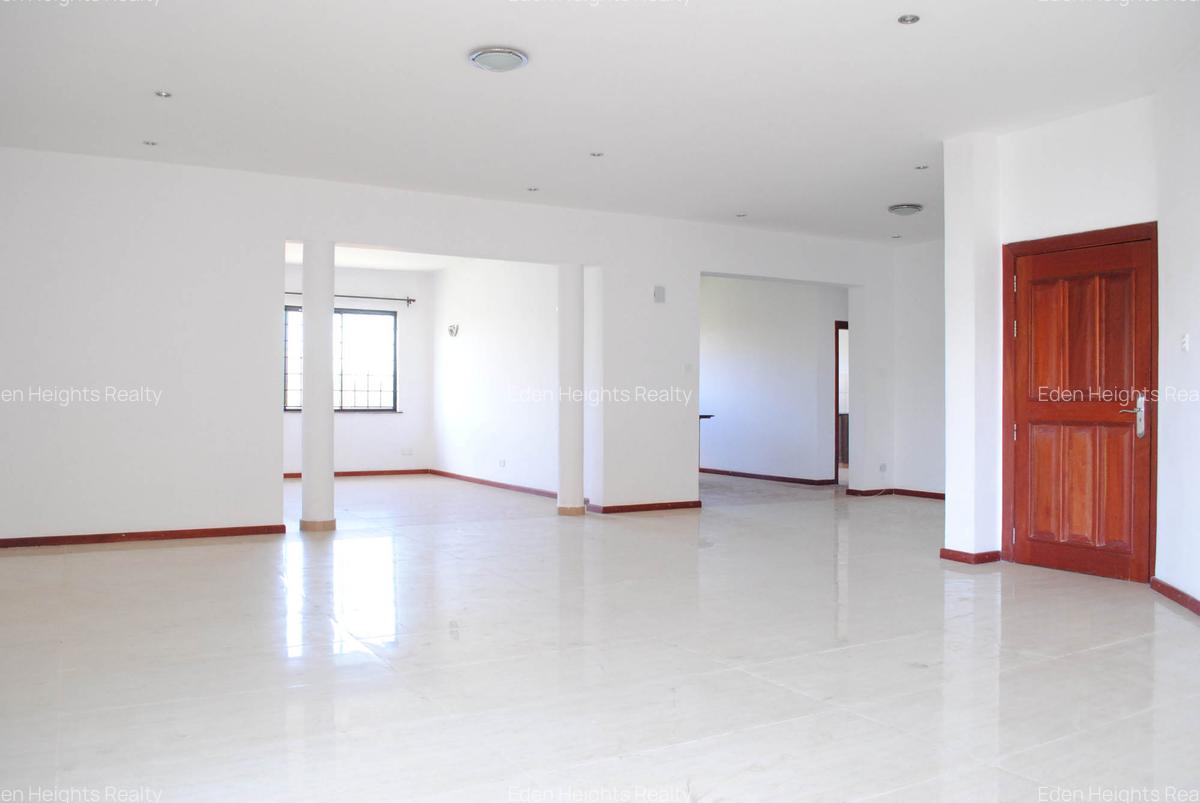 3 Bed Apartment with En Suite in Riverside - 2