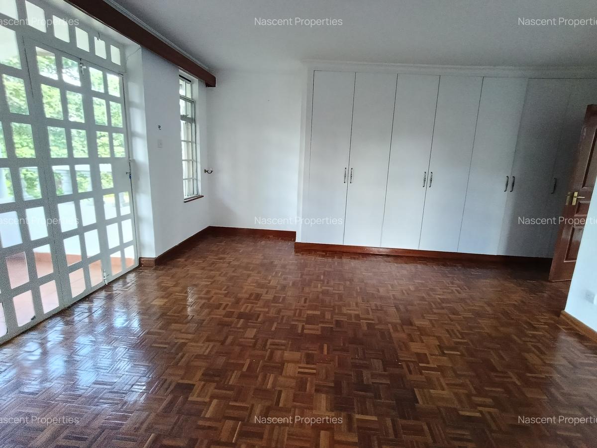 4 Bed Villa with En Suite in Rosslyn - 11