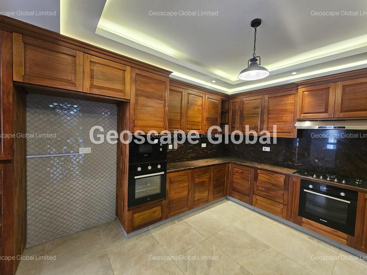 5 Bed House with En Suite in Lavington - 10