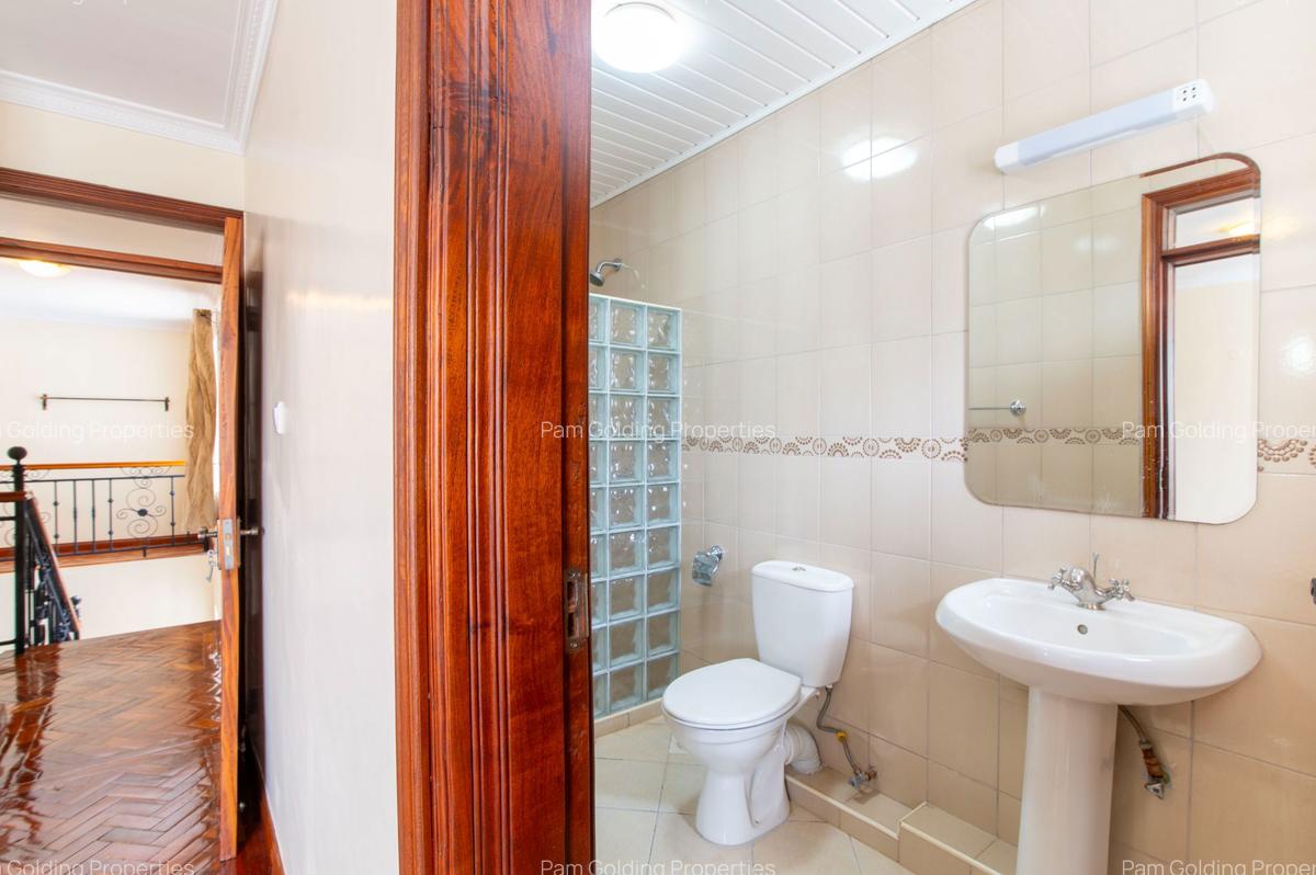 4 Bed House with En Suite in Runda - 12