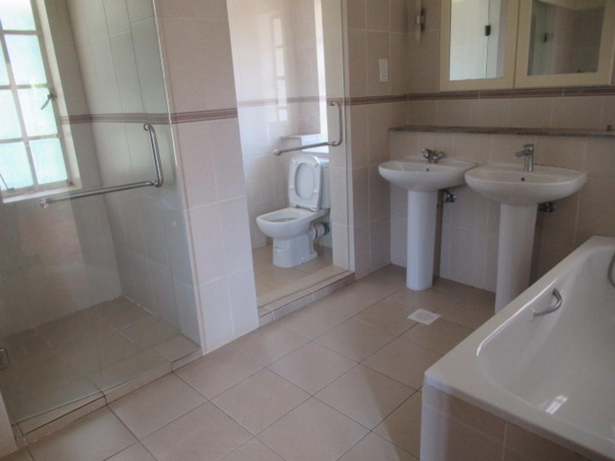 5 Bed Townhouse with En Suite at Lavington - 20