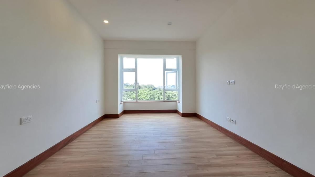 3 Bed Apartment with En Suite in Parklands - 11