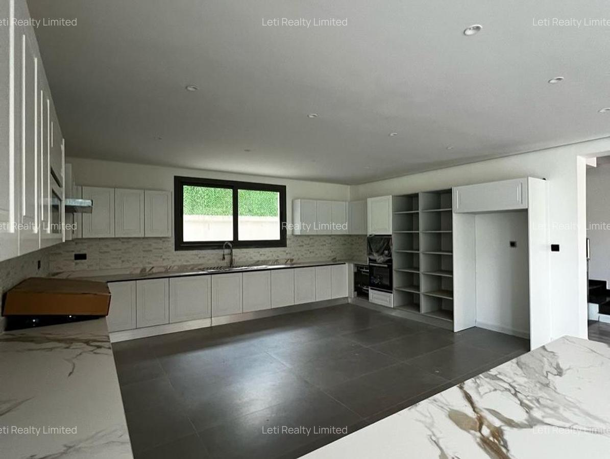 5 Bed Townhouse with En Suite in Lavington - 4