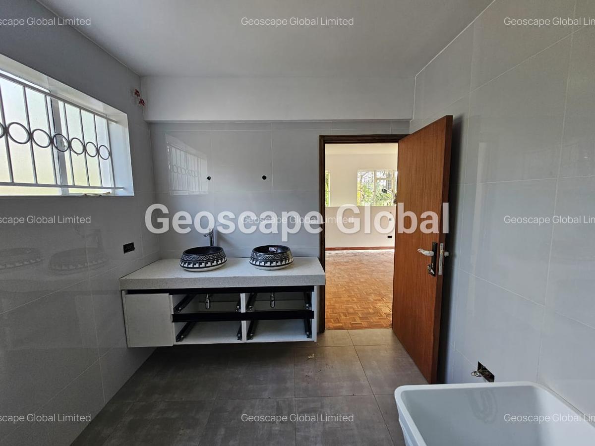 5 Bed House with En Suite in Runda - 12