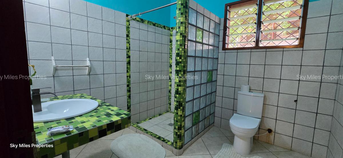 Serviced 3 Bed Apartment with En Suite at La-Marina - 8