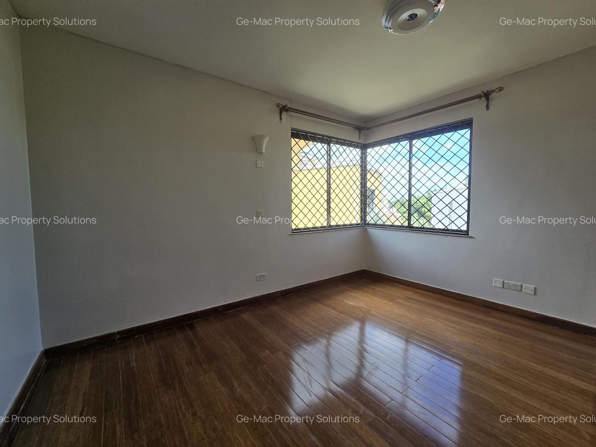 5 Bed House with En Suite in Lavington - 16