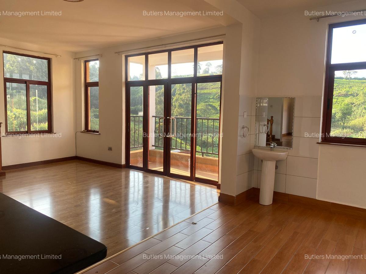 4 Bed Townhouse with En Suite in Redhill - 3