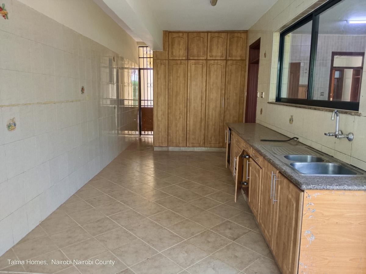 4 Bed Townhouse with En Suite at Brookside Area - 3