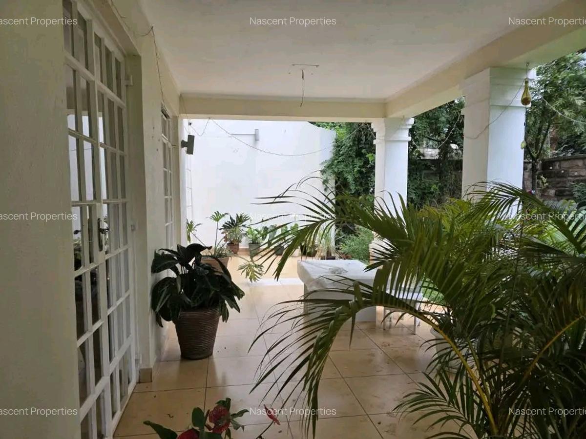 5 Bed Townhouse with En Suite in Spring Valley - 3