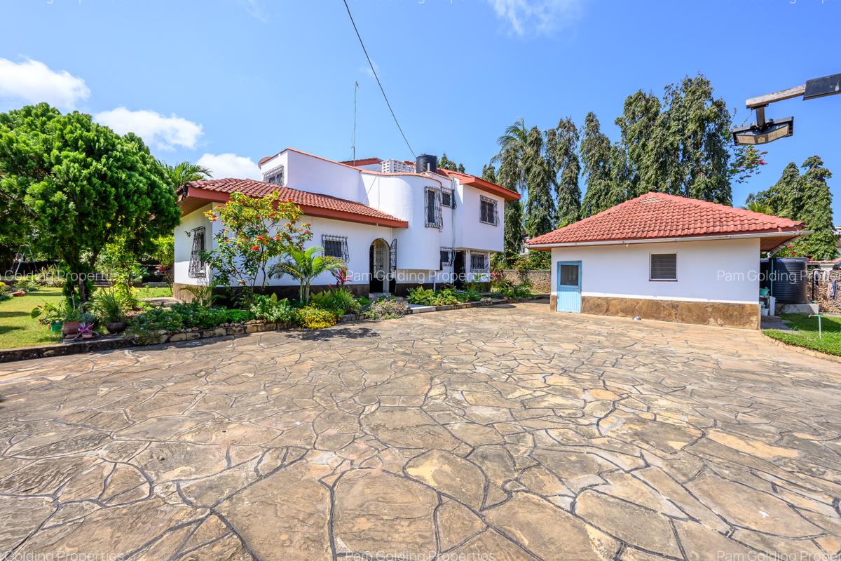 4 Bed Townhouse with En Suite at Beach Road - 2