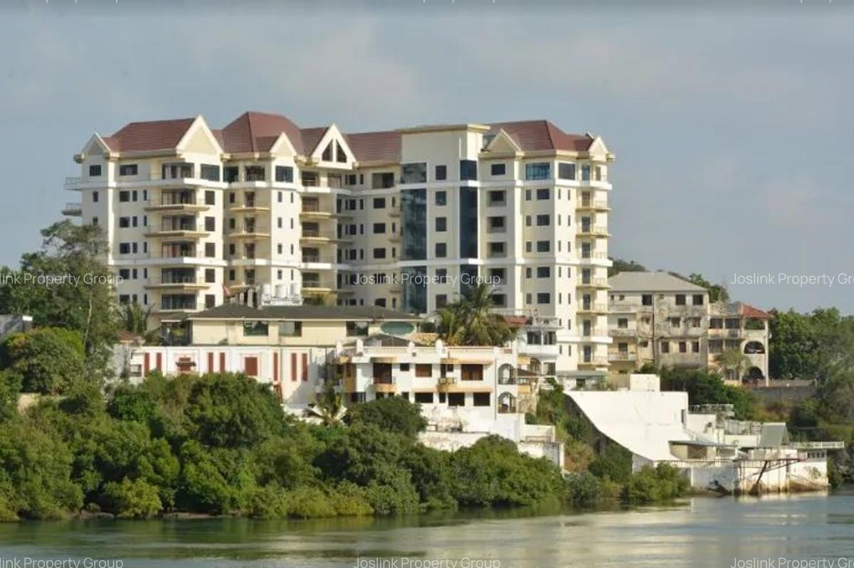 Serviced 3 Bed Apartment with En Suite at Tudor - 2