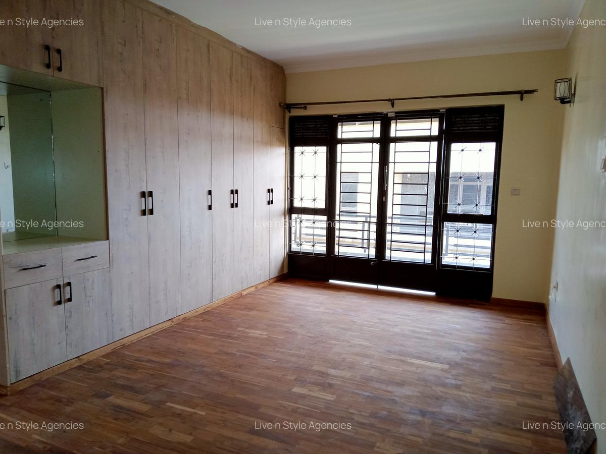 5 Bed House with En Suite in Runda - 16