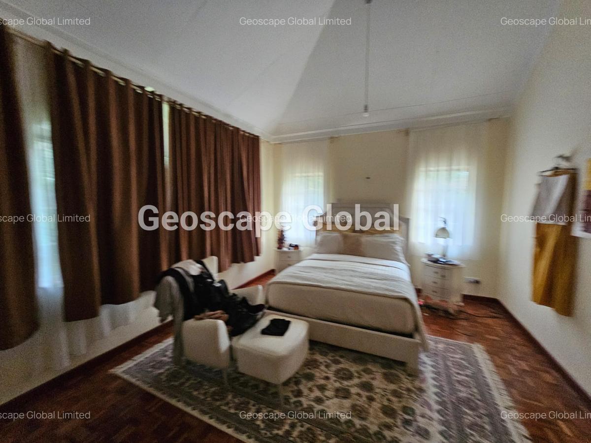 5 Bed Villa with En Suite in Rosslyn - 4