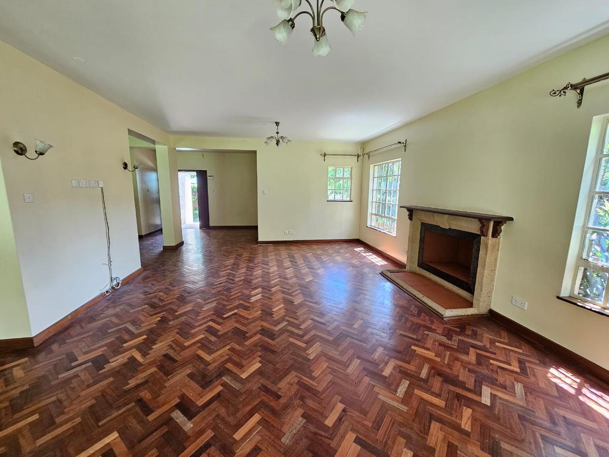 5 Bed House with En Suite in Lavington - 5