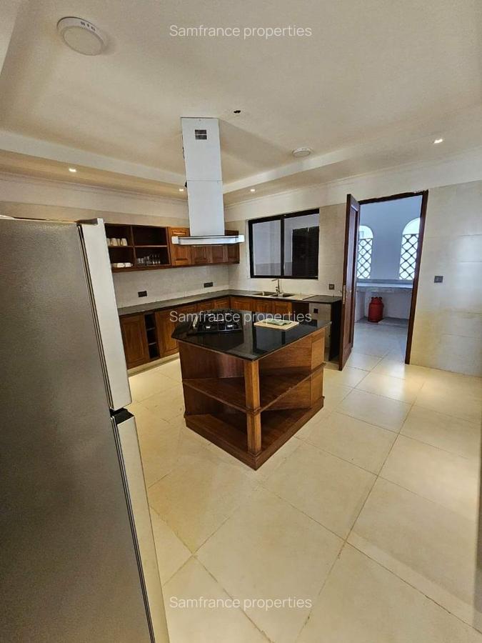 Serviced 3 Bed Apartment with En Suite at Moyne Drive - 3