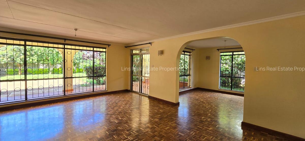 4 Bed House with En Suite in Mountain View - 12