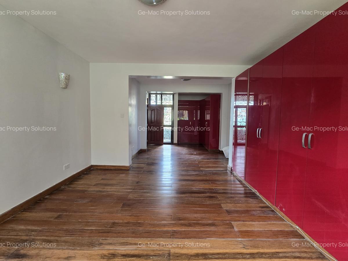 5 Bed House with En Suite in Lavington - 11